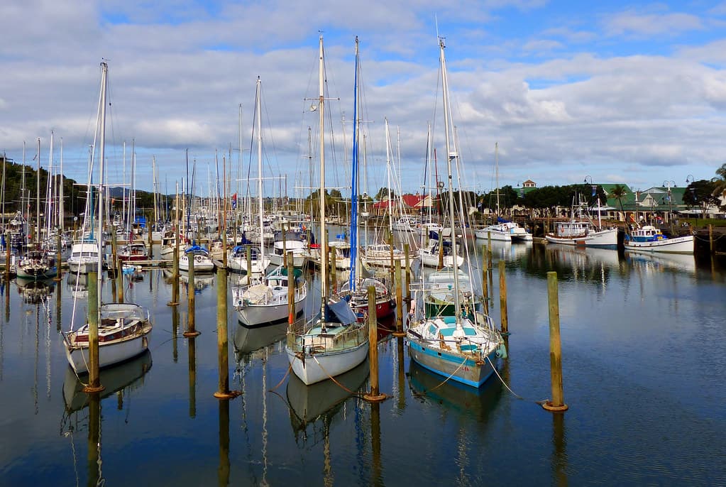 Jachthaven met afgemeerde boten