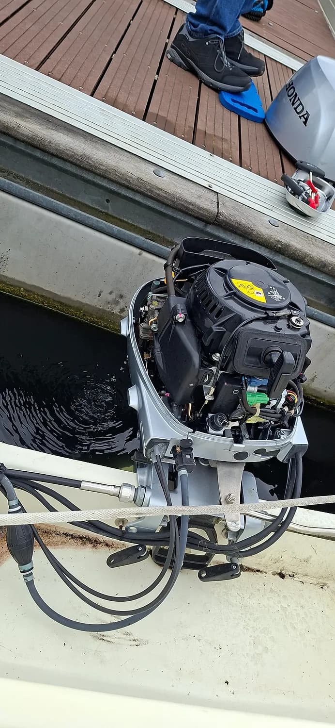 Buitenboordmotor nagekeken op locatie aan de steiger