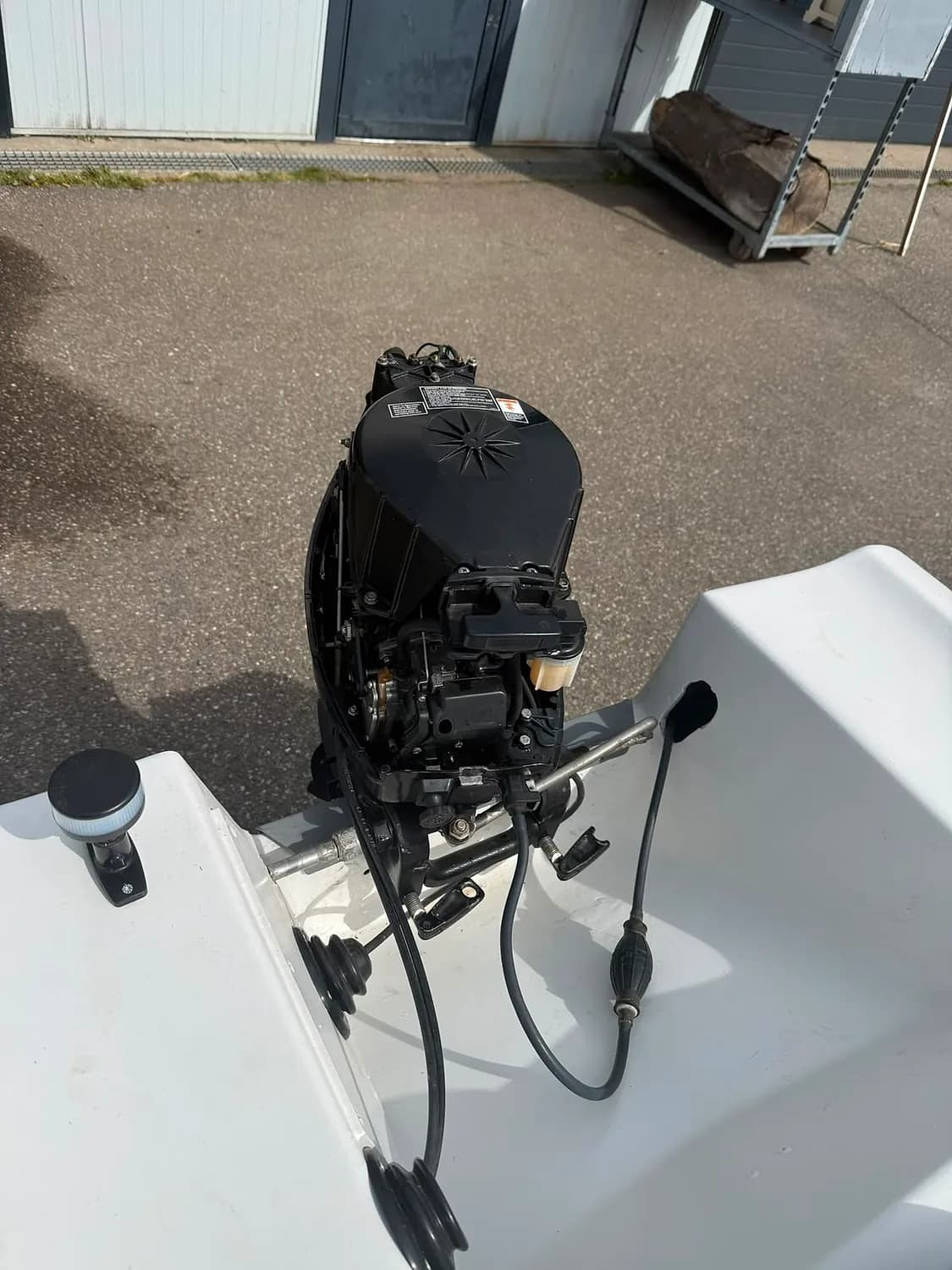 Buitenboordmotor op de spiegel van een boot